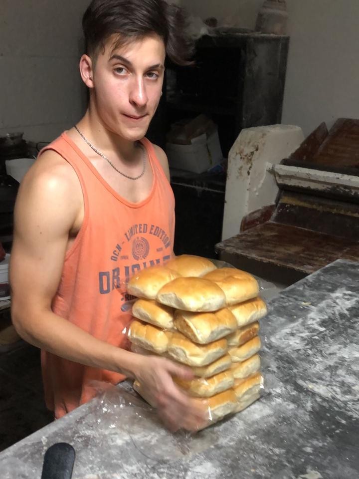 Manos trabajando la masa, cortando y pesando bollos