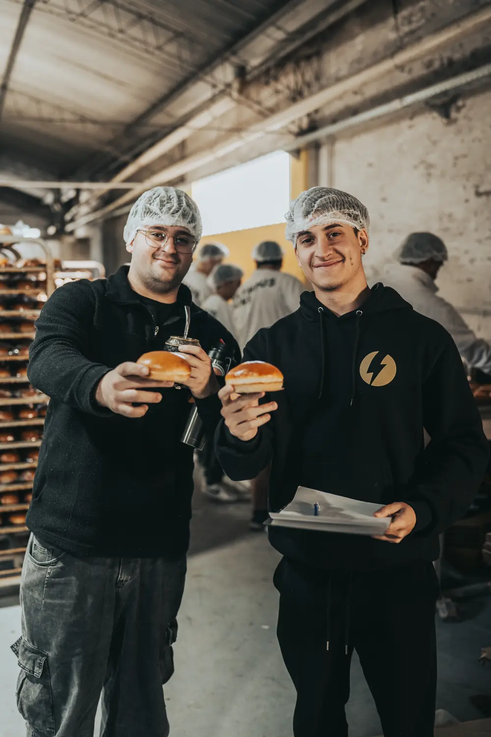 Los fundadores de Olympus Buns celebrando con pan recién horneado