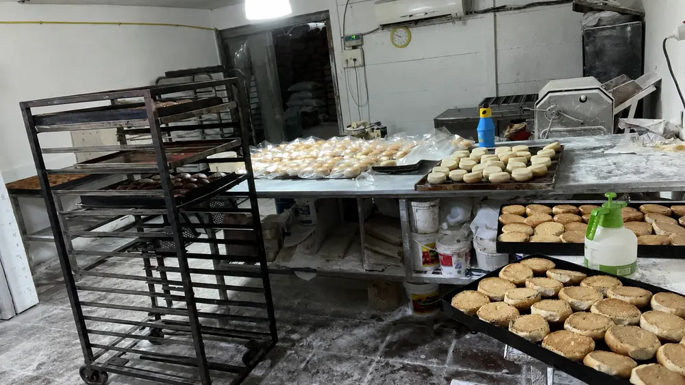 La panadería prestada de nuestros viejos, con bandejas de pan recién amasado