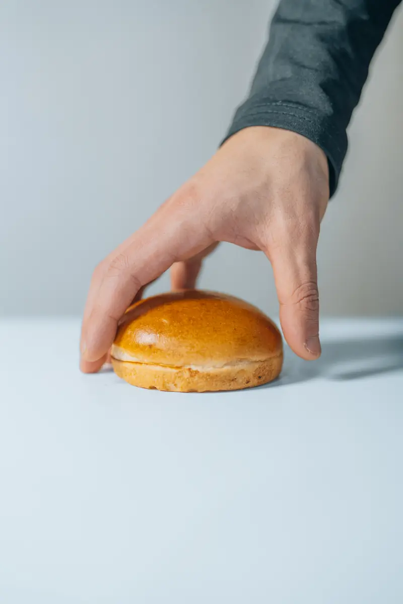 Pan de hamburguesa recién horneado en la fábrica de Olympus Buns