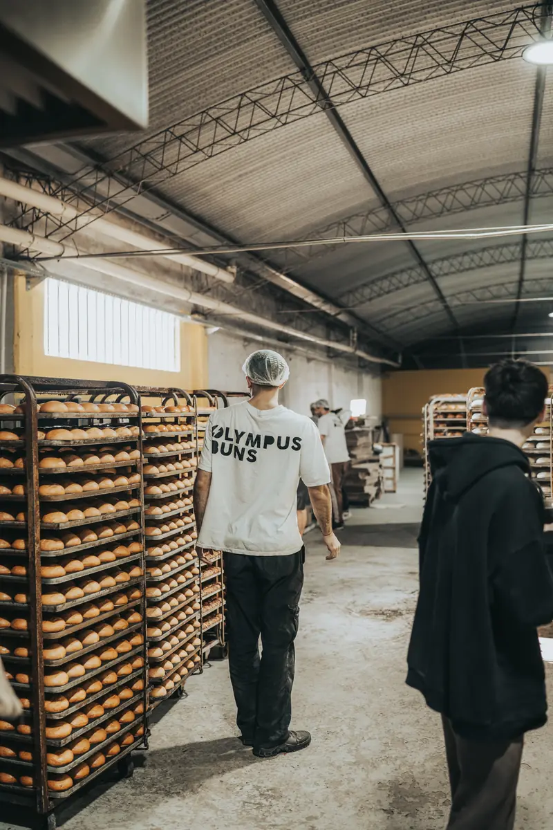 Interior de la fábrica de Olympus Buns con racks de pan
