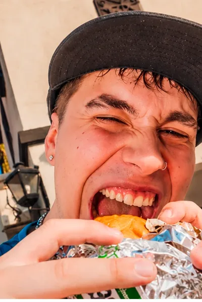 Santi, de Souche, mordiendo una hamburguesa