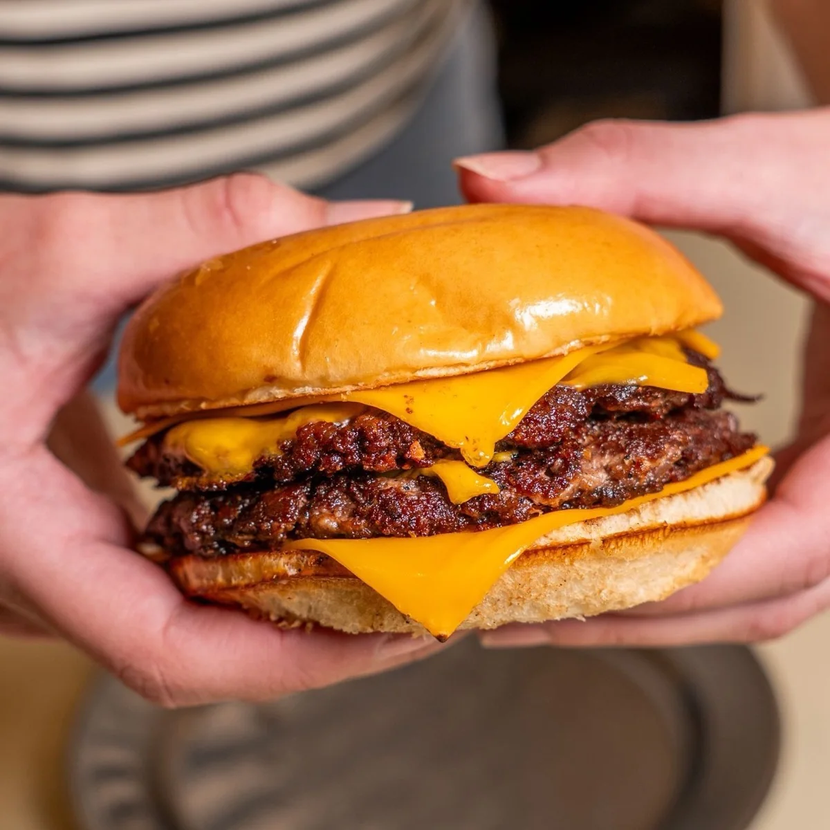 Hamburguesa doble con cheddar sobre pan Olympus Buns